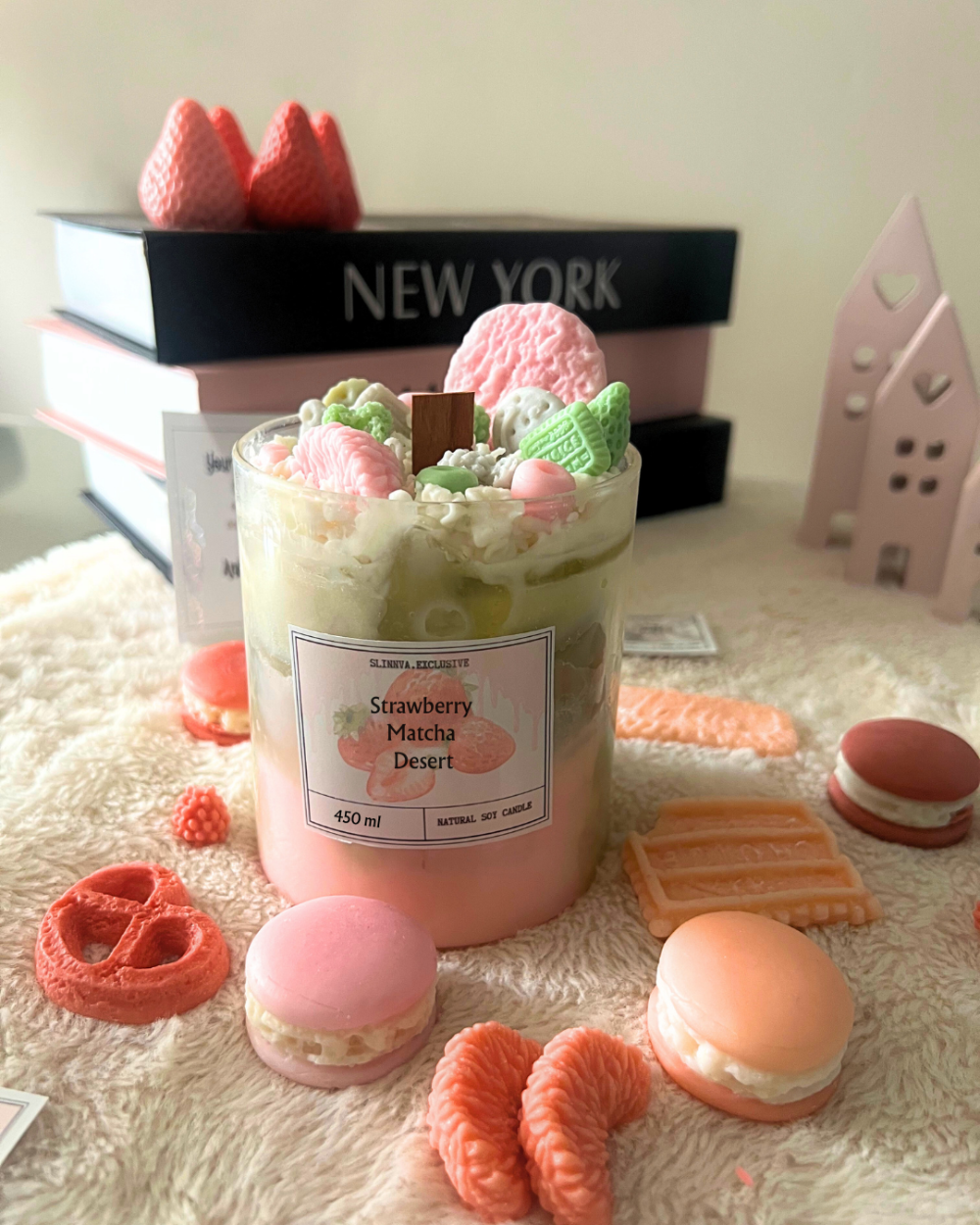 Main: Strawberry matcha dessert soy candle in reusable glass with whipped cream wax details

Top view: Wax whipped cream swirls with strawberry and matcha accents

Side view: Hand-poured strawberry matcha soy candle in luxury glass

Burning: Clean-burning dessert-style soy candle, strawberry matcha scent

Lifestyle: Cozy café-style décor with strawberry matcha dessert candle